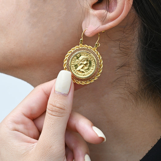 Pendientes con dije de Libra | Aleación de metal reciclado bañada en oro | Soul of Portugal