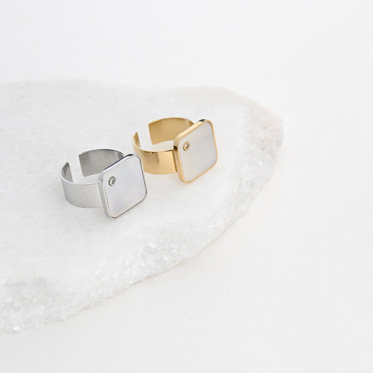 Conjunto de anel ajustável aço quadrado com placa madrepérola e detalhe de zircônia prata e dourado Carmo Joalheiros