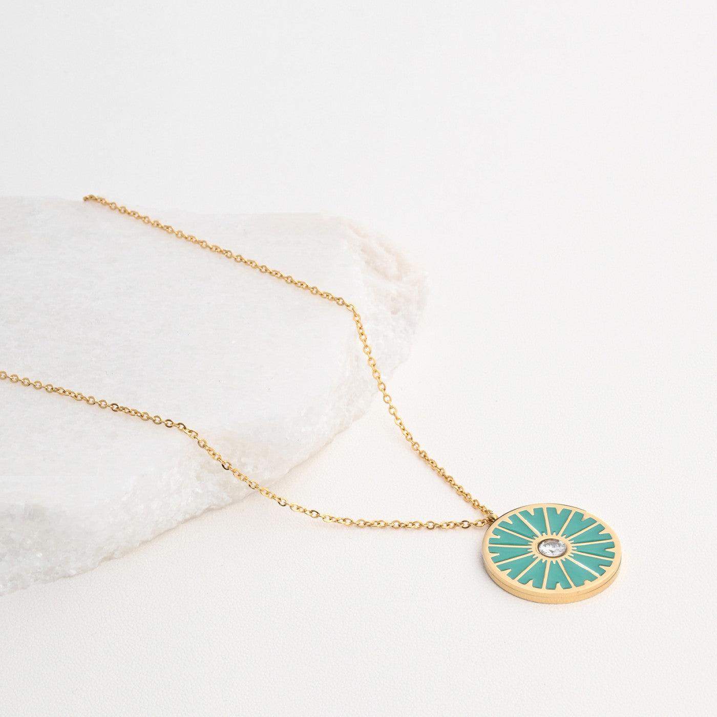 colar em aço roda verde Carmo Joalheiros com corrente dourada e pendente redondo com pedra central brilhante