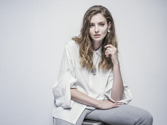 Mulher elegante usando colar Pamukkale feminino da Carmo Joalheiros com brincos e anel