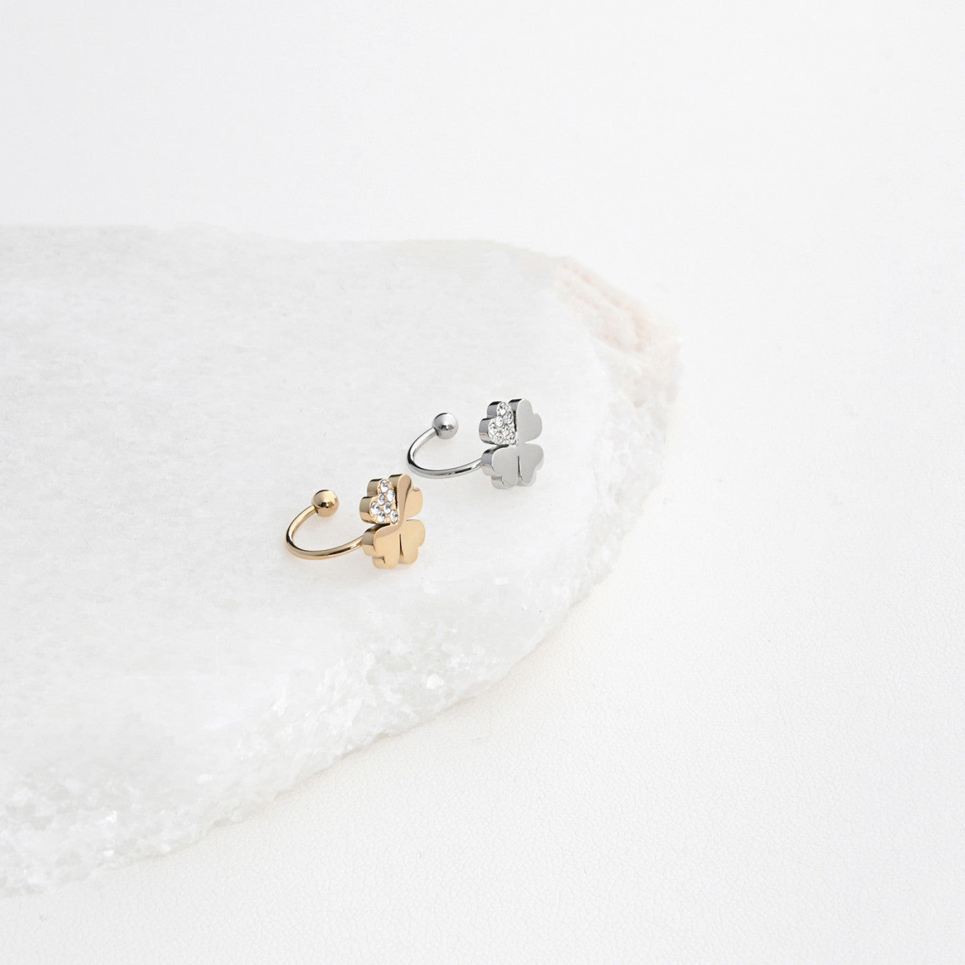 ear cuff trevo em aço Carmo Joalheiros par em prata e dourado com trevo e zircônia sobre pedra branca