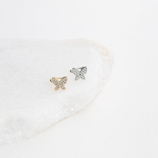 Brincos ear cuff borboleta aço Carmo Joalheiros em dourado e prateado com cristais sobre pedra branca