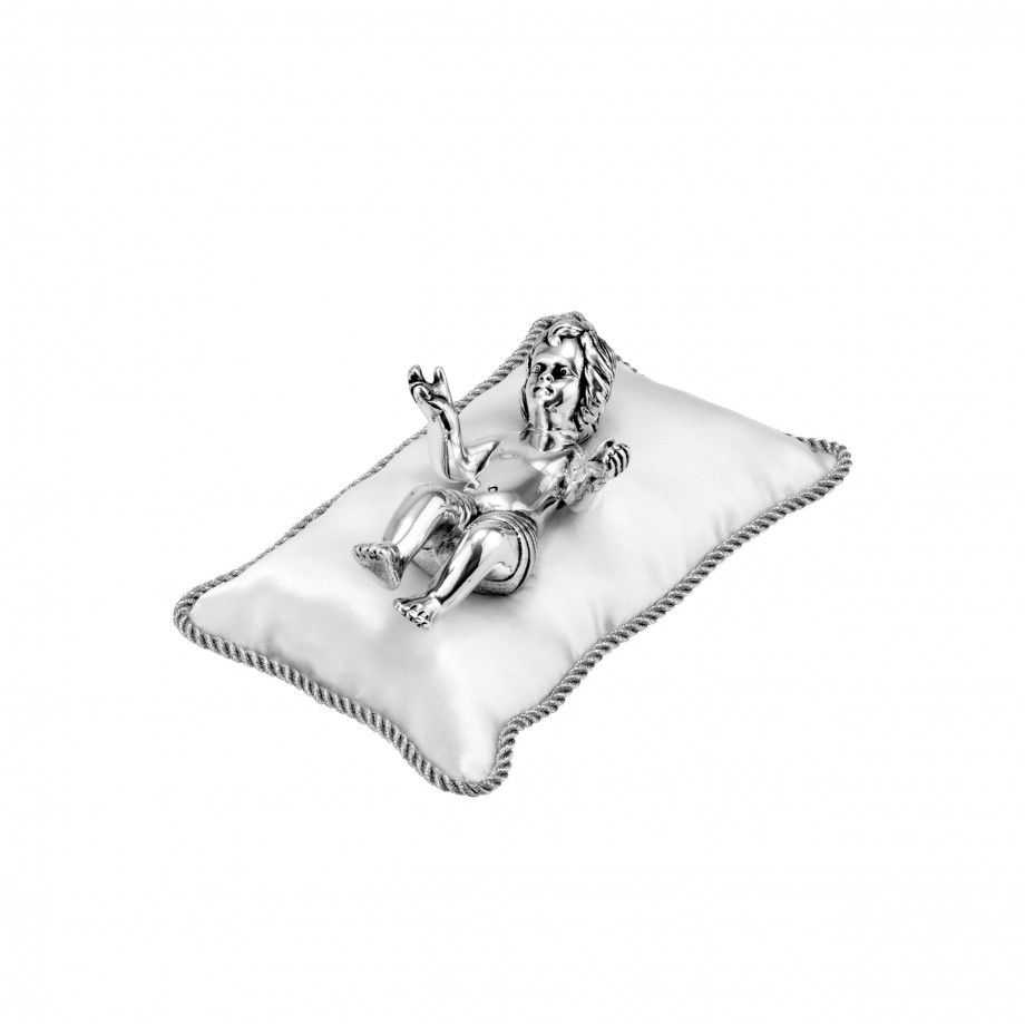 figura menino jesus decorativa em prata sobre almofada ornamentada Carmo Joalheiros joalharia