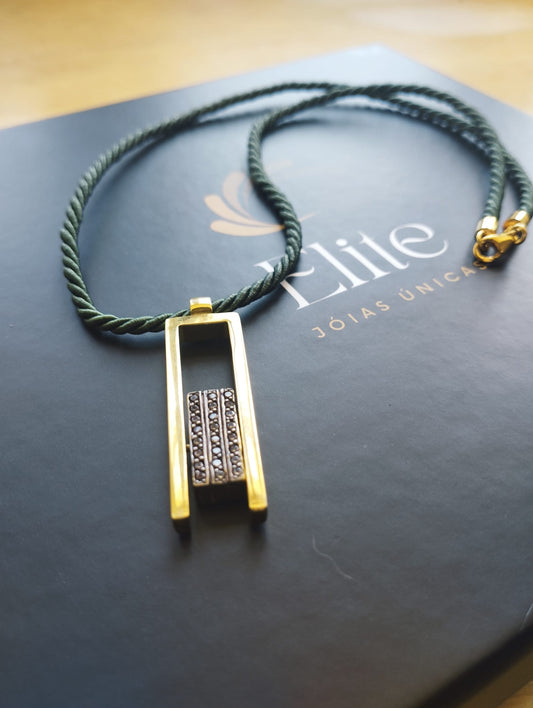 colar dos sorrisos exclusivo ELITE com cordao verde trancado e pendente retangular dourado com fileira de pedras