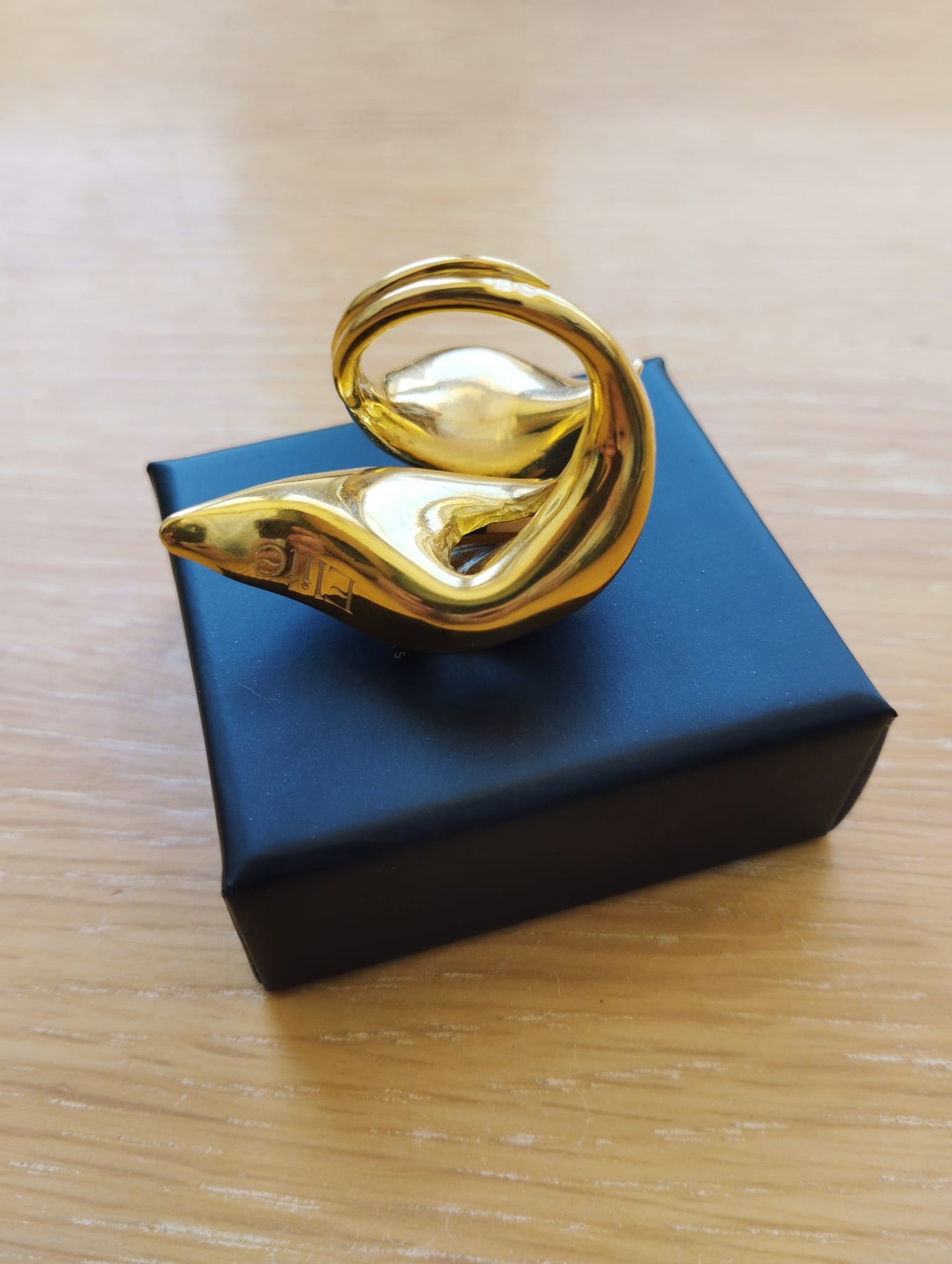 Joia Exclusiva Elite anel de ouro Lirio da Paz. Anel dourado escultural em forma de lírio sobre caixa preta de presente