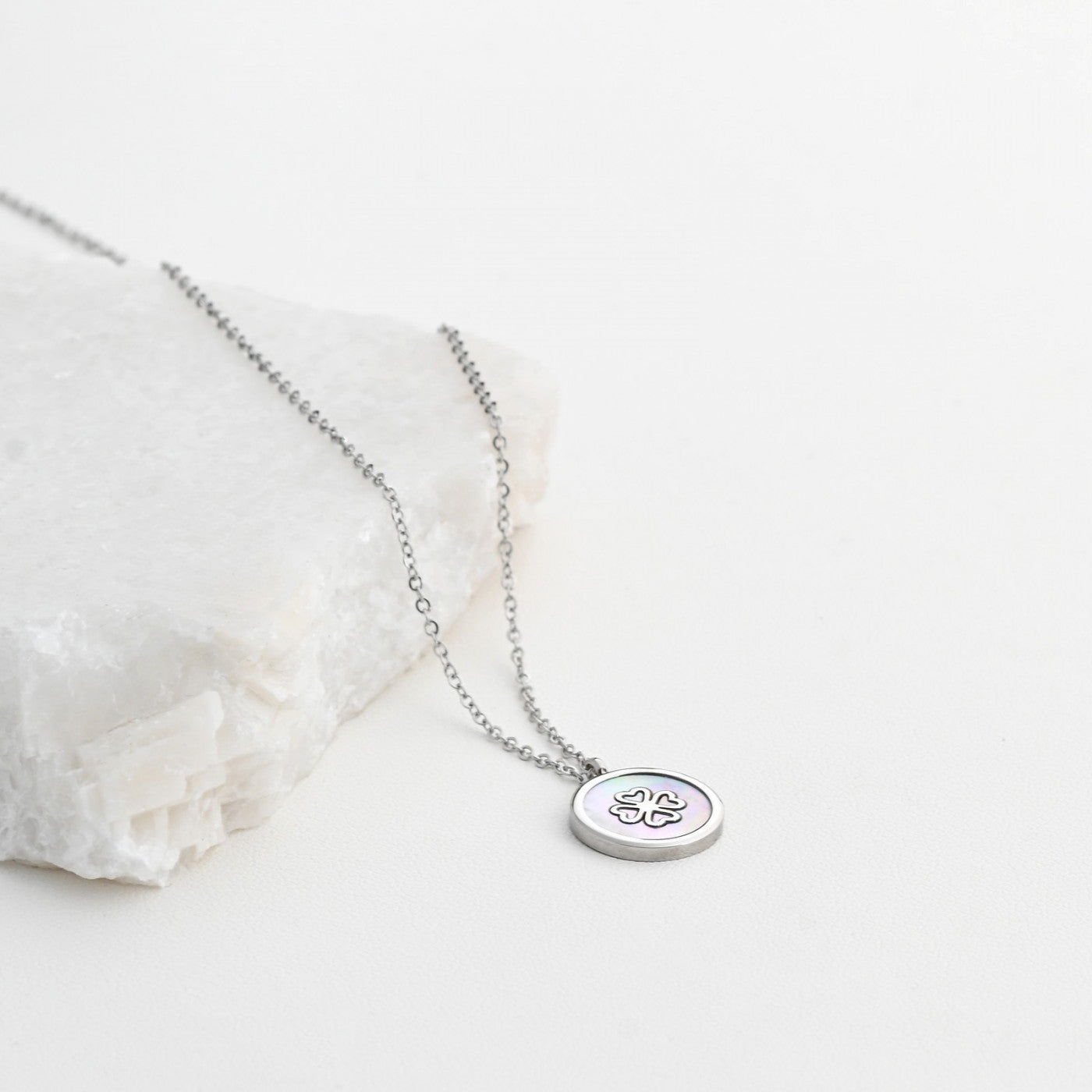 Steel necklace with mother of pearl and shamrock