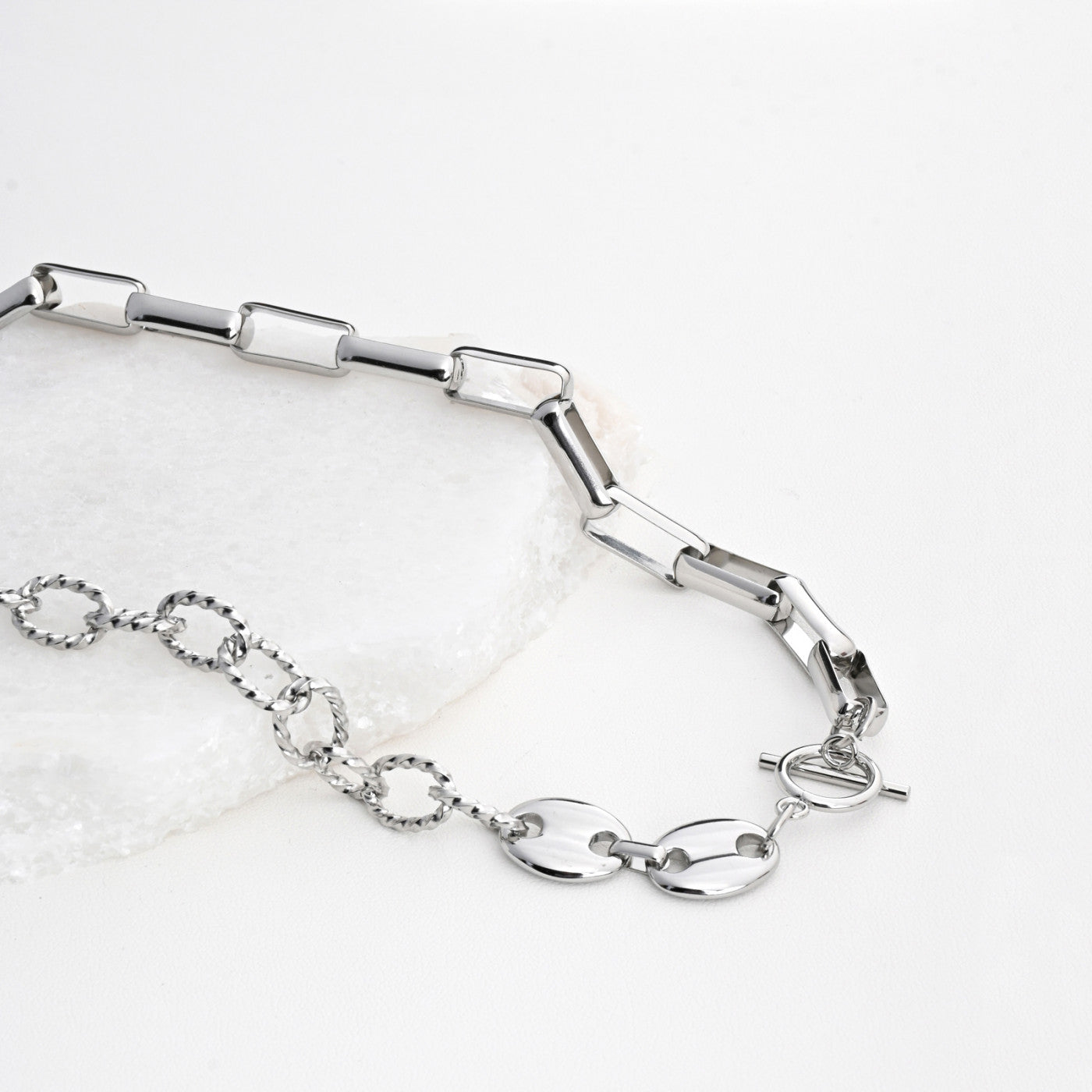 Reversible steel necklace with links