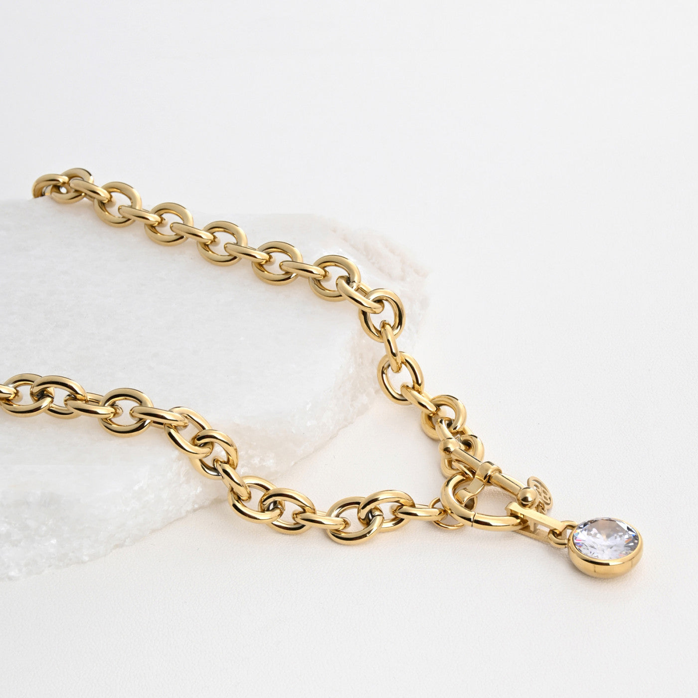 Steel necklace with links and zirconia