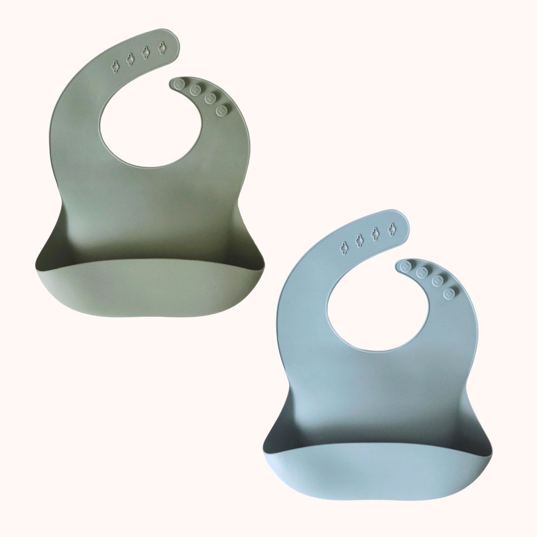Conjunto 2 Babetes de Silicone com Bolso – Sage & Blue | MAVIE