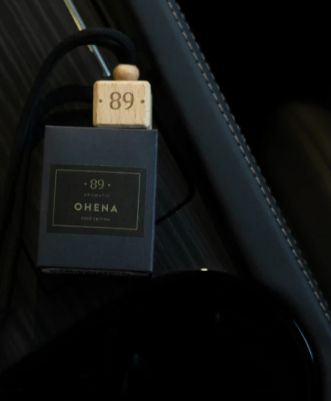 Ambientador Suspenso para Carro Premium Design Sofisticado Fragrância Duradoura | AROMATIC•89• | Exclusivo Portugal