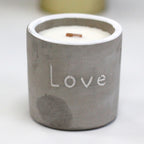 Vela de Soja em Cimento Média – Design Love – Figo Roxo e Cassis com Pavio de Madeira | Ancient Wisdom