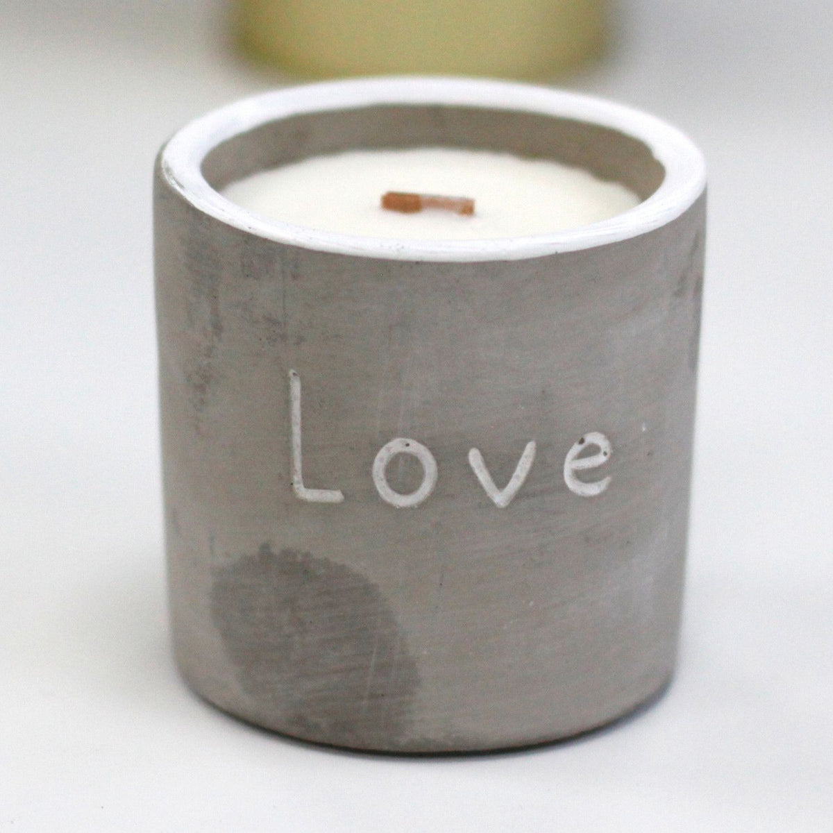 Vela de Soja em Cimento Média – Design Love – Figo Roxo e Cassis com Pavio de Madeira | Ancient Wisdom