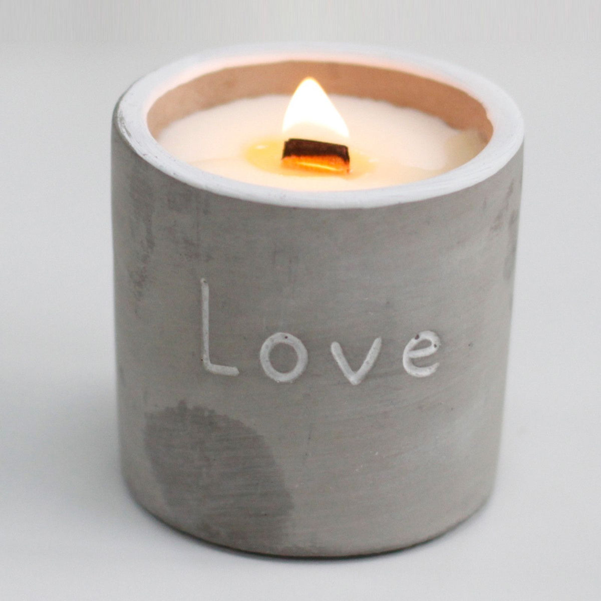 Vela de Soja em Cimento Média – Design Love – Figo Roxo e Cassis com Pavio de Madeira | Ancient Wisdom