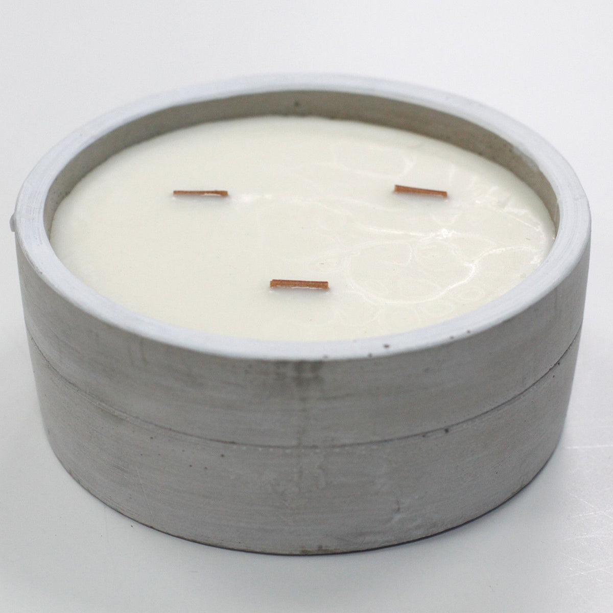 Vela de Soja em Cimento Grande – Patchouli e Âmbar Escuro com Pavio de Madeira | Ancient Wisdom