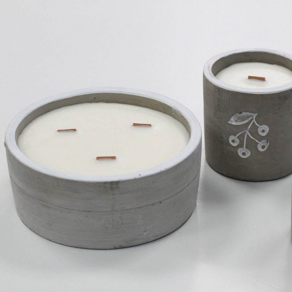 Vela de Soja em Cimento Média – Design Berrys – Zimbro e Gin Doce com Pavio de Madeira | Ancient Wisdom