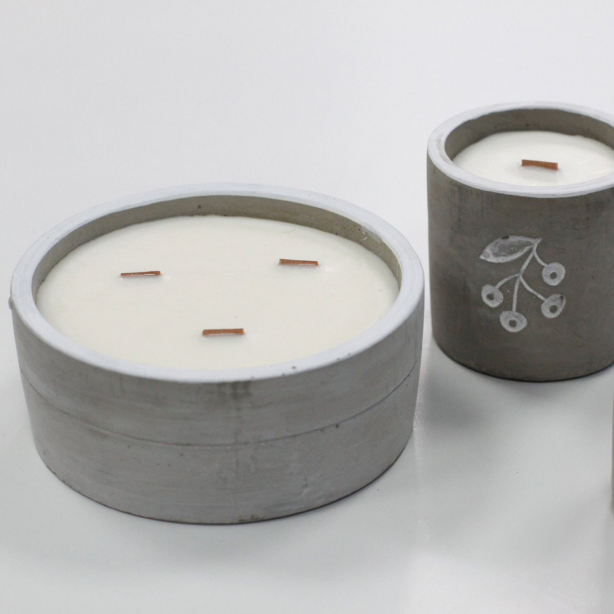 Vela de Soja em Cimento Média – Design Berrys – Zimbro e Gin Doce com Pavio de Madeira | Ancient Wisdom