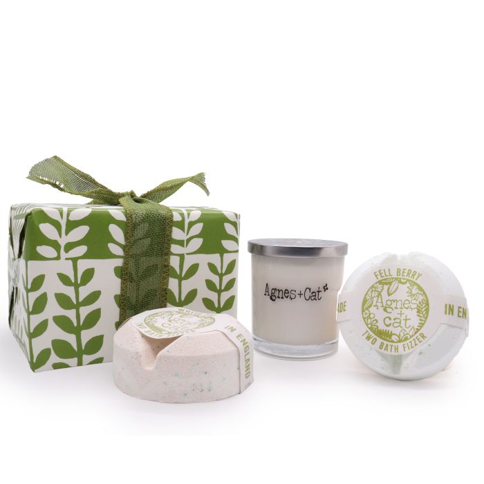 Caixa de Oferta – Vela Ruibarbo + 2 Bombas de Banho (Figo Branco e Frutos Silvestres) | Agnes + Cat