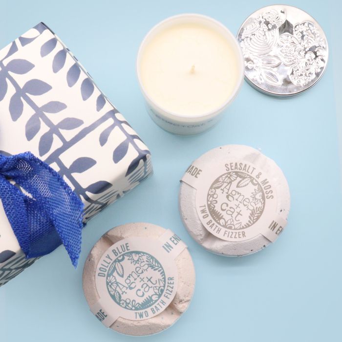 Caixa de Oferta – Vela Violeta de Parma + 2 Bombas de Banho (Sal Marinho e Musgo e Dolly Blue) | Agnes + Cat