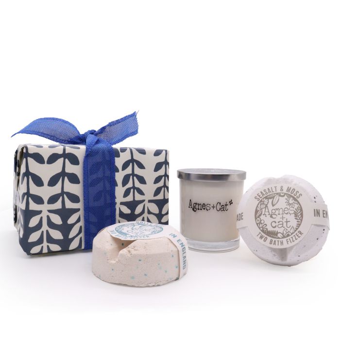 Caixa de Oferta – Vela Violeta de Parma + 2 Bombas de Banho (Sal Marinho e Musgo e Dolly Blue) | Agnes + Cat