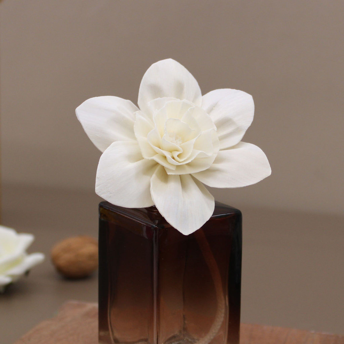 Flor para Difusor em Madeira de Sola – Lírio Grande com Cordão | Ancient Wisdom