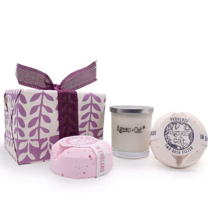 Caixa de Oferta – Vela Moonstone + 2 Bombas de Banho (Provence e Chá com Rosas) | Agnes + Cat