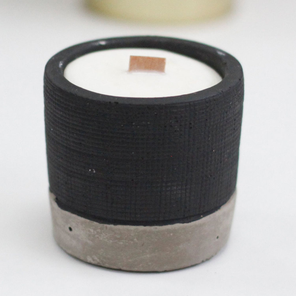 Vela de Soja em Pote Preto de Cimento – Brandy Butter com Pavio de Madeira | Ancient Wisdom