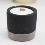 Vela de Soja em Pote Preto de Cimento – Brandy Butter com Pavio de Madeira | Ancient Wisdom