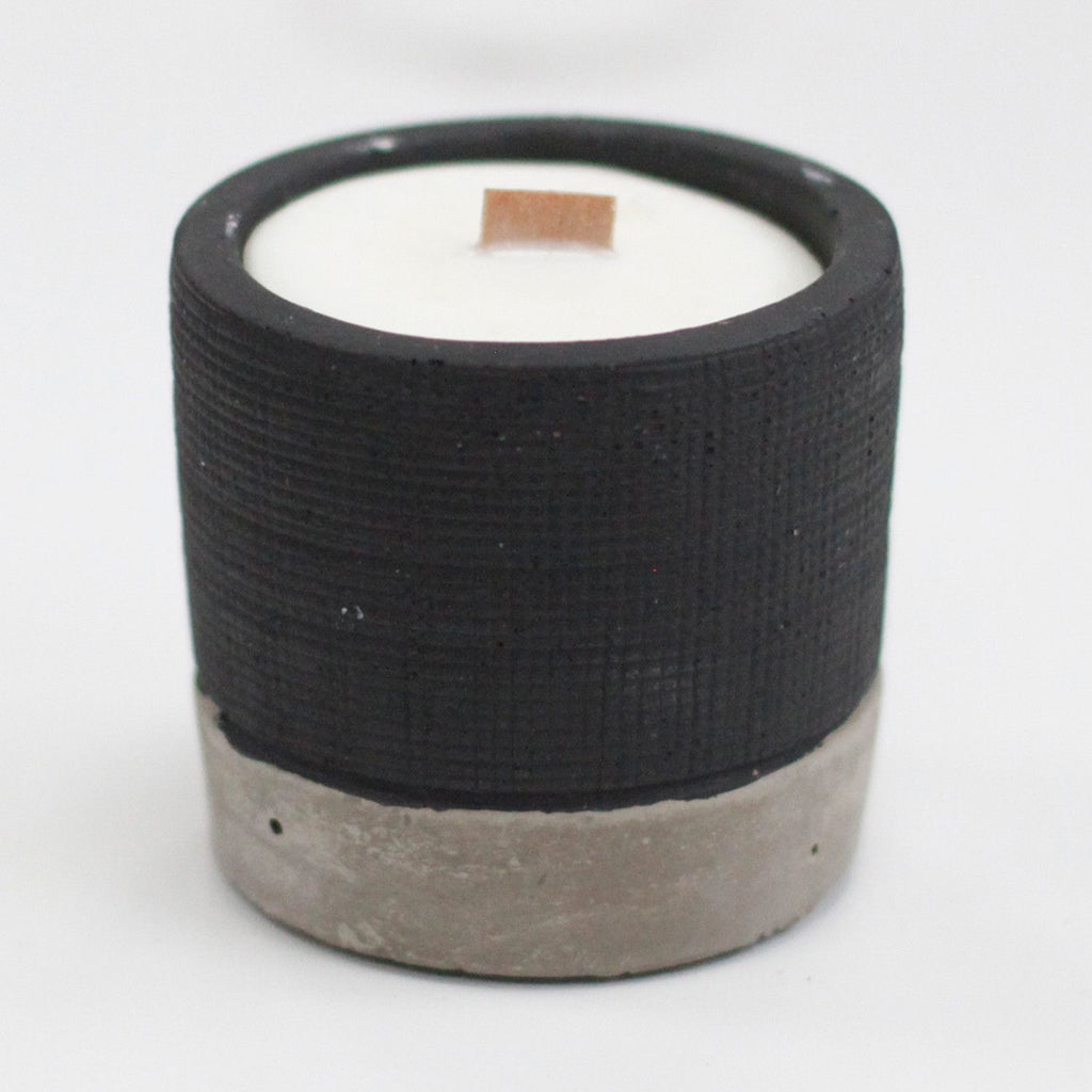 Vela de Soja em Pote Preto de Cimento – Brandy Butter com Pavio de Madeira | Ancient Wisdom