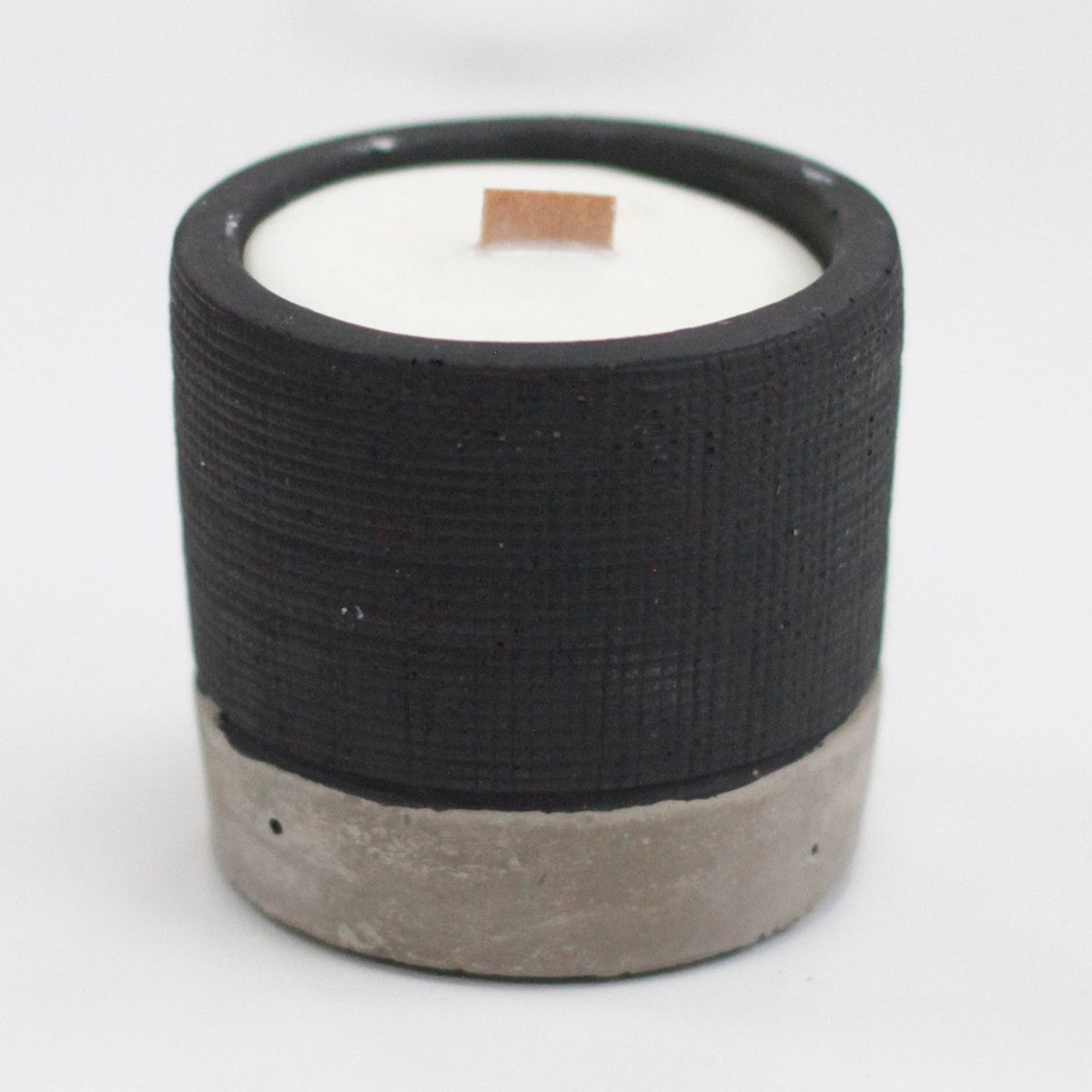 Vela de Soja em Pote Preto de Cimento – Brandy Butter com Pavio de Madeira | Ancient Wisdom