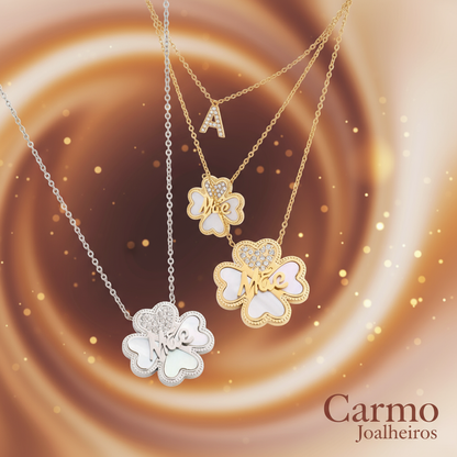Banner Colar de Aço Trevo Mãe Dourado com Cristais