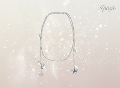 Banner Topázio - Colar Comprido Feminino Prateado com Flores