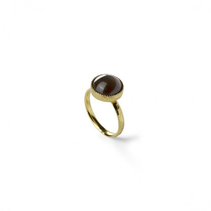 anel toupe feminino Topázio 1874 em ouro amarelo com pedra cabochon marrom e aro trabalhado