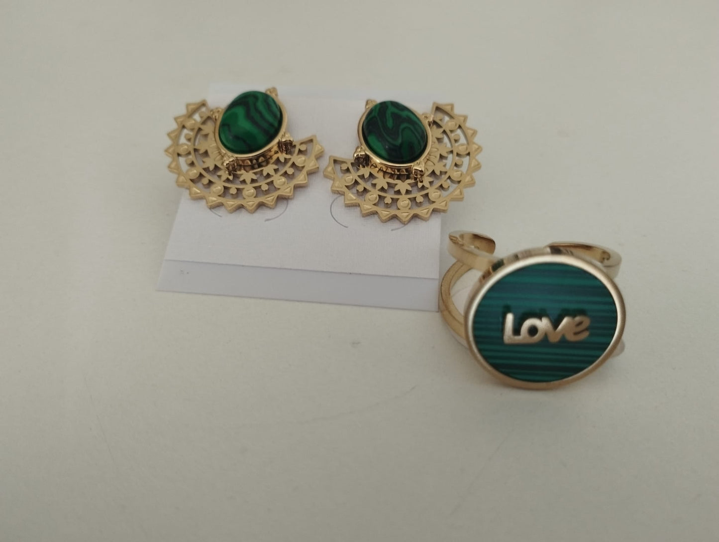 Anel em aço love pedra malaquite - Terra de Estrelas