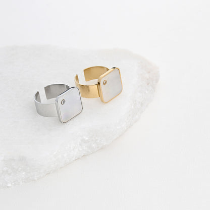 Conjunto de anel ajustável aço quadrado com placa madrepérola e detalhe de zircônia prata e dourado Carmo Joalheiros