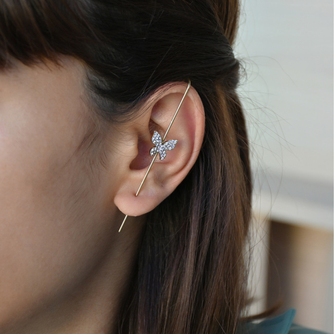 brinco ear cuff borboleta em ouro com zircônias da Carmo Joalheiros design delicado ajustável