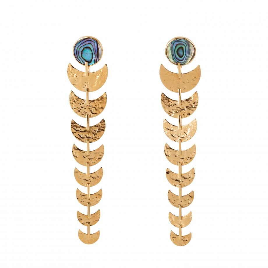 brincos amun-ra longos da Carmo Joalheiros em ouro dourado com discos meia lua martelados e pedra abalone colorida