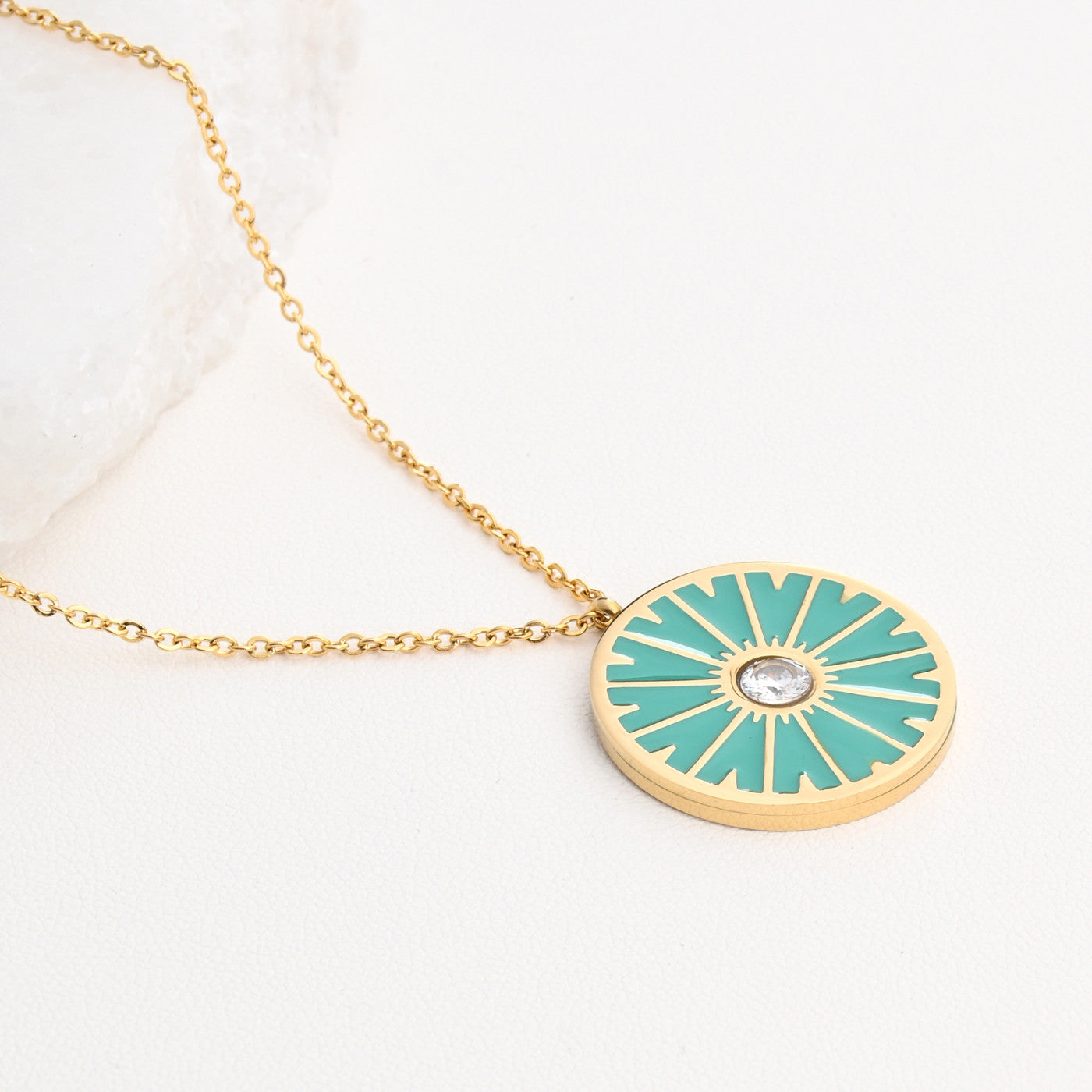 colar em aço roda verde Carmo Joalheiros colar dourado com pendente redondo verde e zircônia central