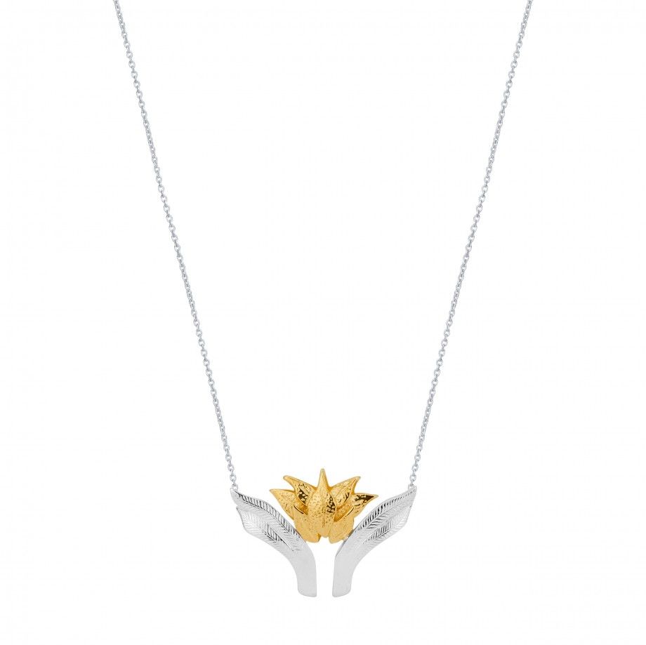 colar guardian feminino Carmo Joalheiros em prata com pendente flor dourada abraçada por asas delicadas