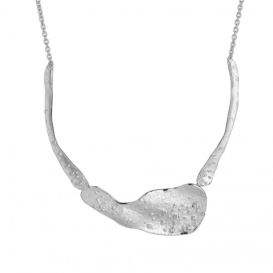 colar prata artesanal feminino Carmo Joalheiros com pingente orgânico martelado e corrente fina