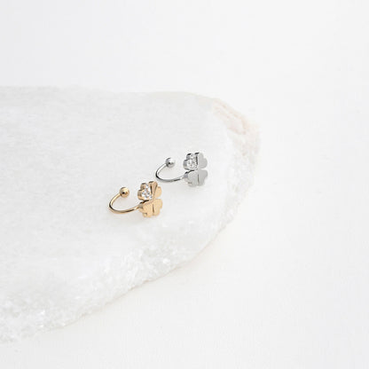 ear cuff trevo em aço Carmo Joalheiros par em prata e dourado com trevo e zircônia sobre pedra branca