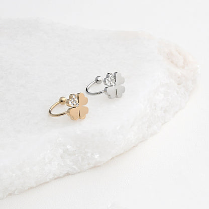 Brincos ear cuff trevo em aço Carmo Joalheiros, par dourado e prateado com cristais sobre pedra branca