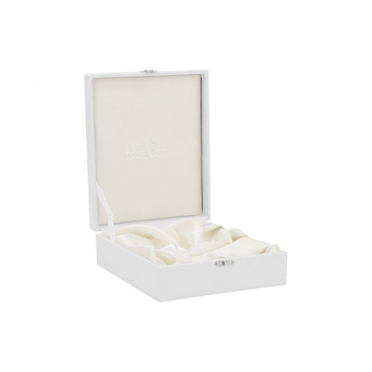 estojo para concha batismal Topázio 1874 joalharia estojo branco com interior em cetim creme e fecho prateado
