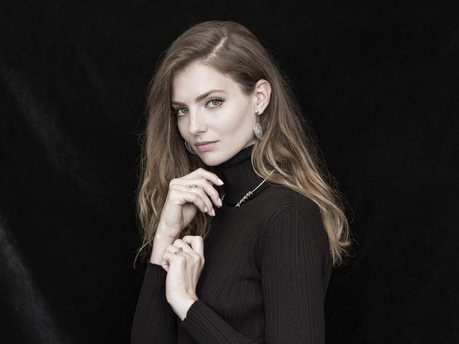 Modelo com camisola preta exibindo gargantilha filigrana portuguesa da Carmo Joalheiros em prata