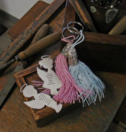 Chaveiro com medalha angeli menina em metal e franjas rosa e azul design Carmo Joalheiros