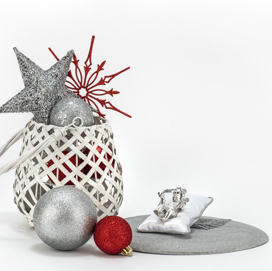 Carmo Joalheiros figura menino jesus decorativa em prata sobre almofada com bolas de Natal prateadas e vermelhas