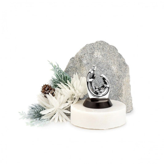 presépio natividade decorativo em prata sobre base branca com ramos e pedra decorativa Carmo Joalheiros joalharia