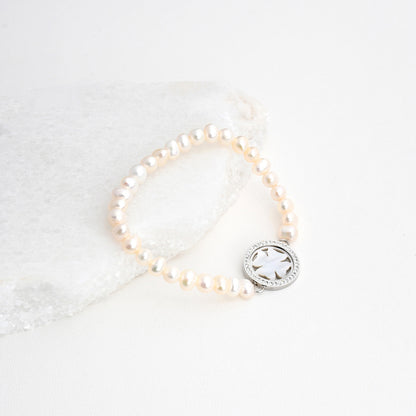 pulseira de aço com pérolas Carmo Joalheiros elegante com pérolas rosadas e medalhão de aço prateado