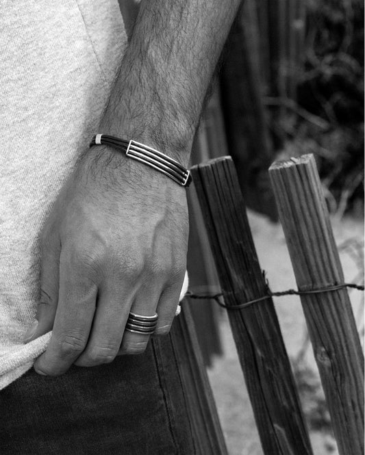 pulseira masculina em prata Topázio 1874 no pulso de homem com design moderno de barras e estilo casual