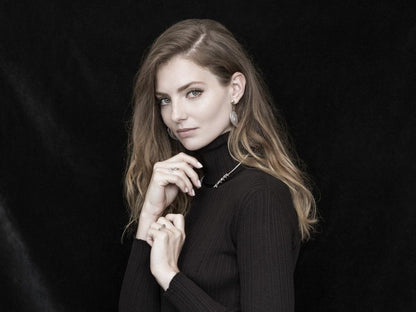 Mulher com anel filigrana portuguesa Topazio 1874 e colar e brincos delicados em estudio