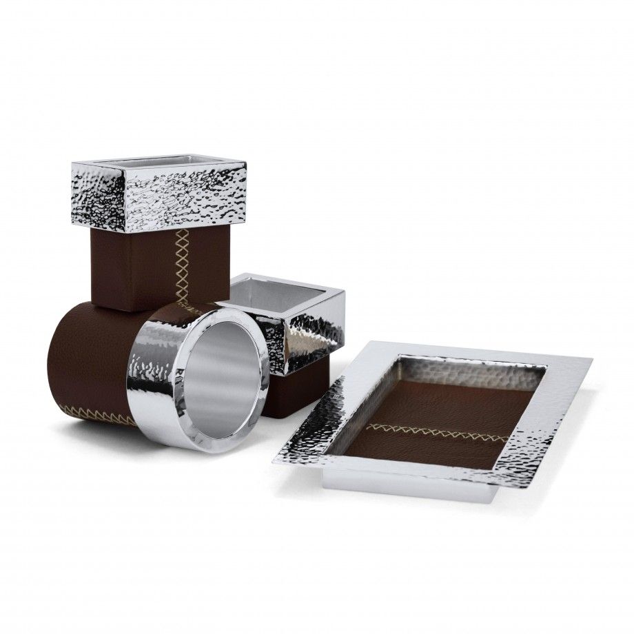 Conjunto Topázio 1874 com tabuleiro despeja bolsos decorativo em couro marrom e acabamento prata martelado